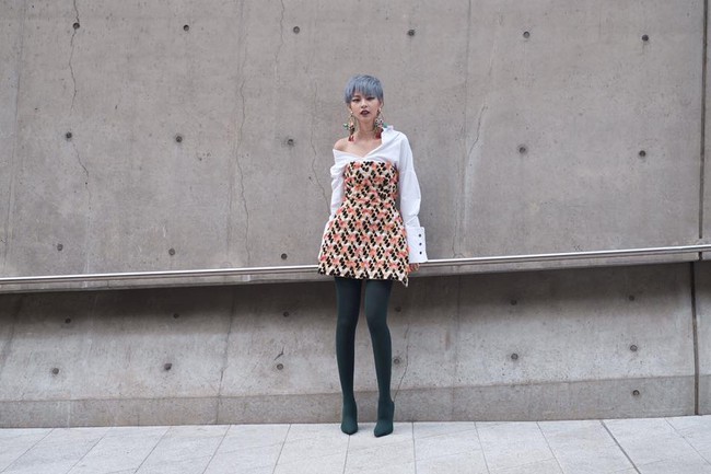 Seoul Fashion Week: Ph&iacute; Phương Anh lại đổi m&agrave;u t&oacute;c, kẻ mắt sắc lẹm c&ugrave;ng Ho&agrave;ng Ku khoe style sexy - Ảnh 3.