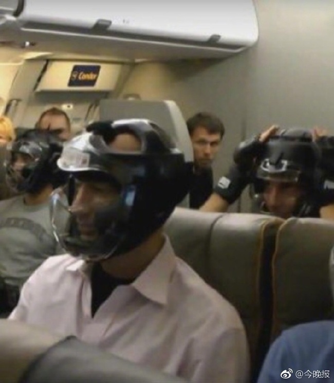 Không muốn bị thương khi đi máy bay của United Airlines, cư dân mạng kháo nhau đội mũ bảo hiểm cho chắc cú - Ảnh 3.