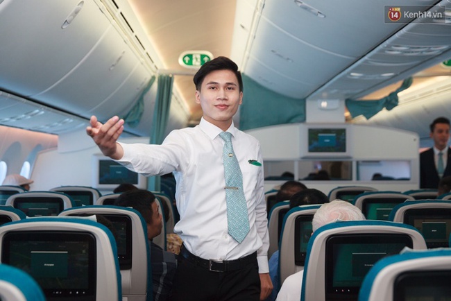 Hành khách thích thú khi tiếp viên Vietnam Airlines trình diễn áo dài trên chuyến bay hòa bình vào ngày 30/4 - Ảnh 7.