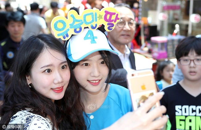 Cứ tưởng ng&ocirc;i sao nổi tiếng giao lưu với fan, ra l&agrave; con g&aacute;i xinh đẹp của ứng vi&ecirc;n tranh cử Tổng thống H&agrave;n Quốc - Ảnh 6.