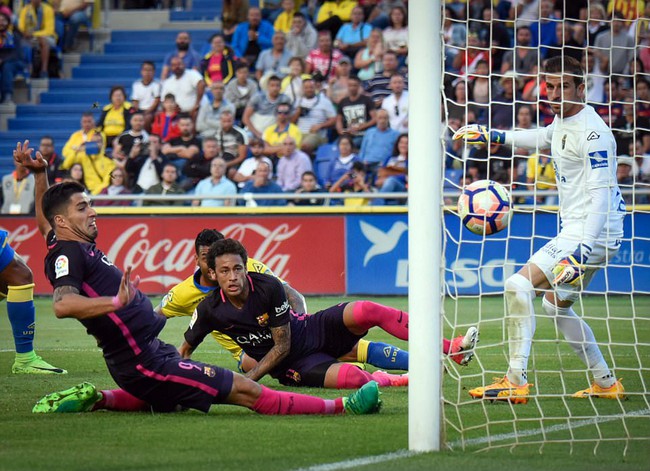 Neymar lập hat-trick, Barca vẫn nằm cửa dưới trong cuộc đua v&ocirc; địch - Ảnh 9.