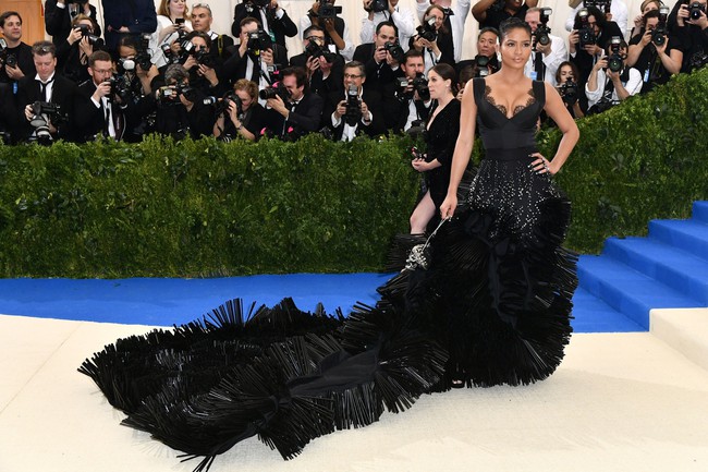 Met Gala 2017: Rihanna và Katy Perry thi nhau mặc dị, Cara Delevingne sơn bạc nguyên đầu - Ảnh 18.