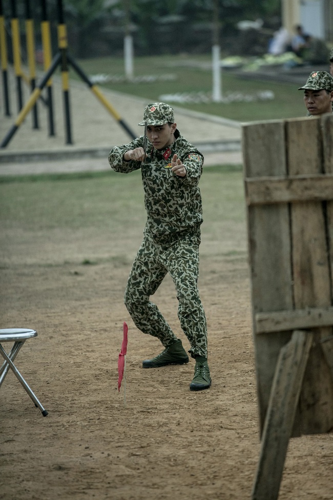 Hot boy Bình An la hét, đập phá đồ đạc vì tắm nước lạnh trong quân ngũ - Ảnh 10.