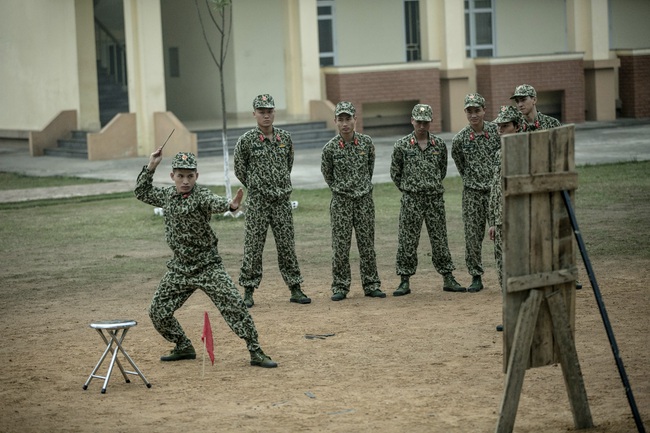 Hot boy Bình An la hét, đập phá đồ đạc vì tắm nước lạnh trong quân ngũ - Ảnh 11.