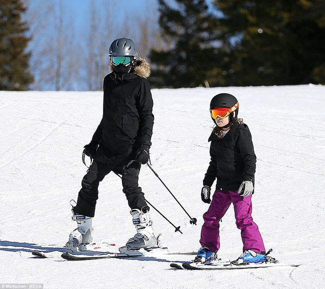 Angelina Jolie trượt tuyết với các con sau tin đồn giảm cân còn 34 kg - Ảnh 2.