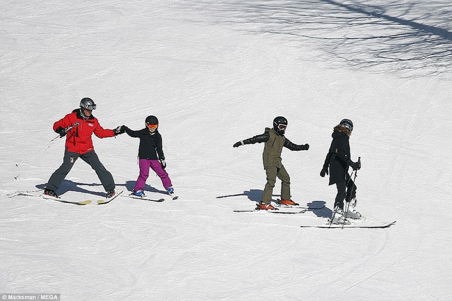 Angelina Jolie trượt tuyết với các con sau tin đồn giảm cân còn 34 kg - Ảnh 4.