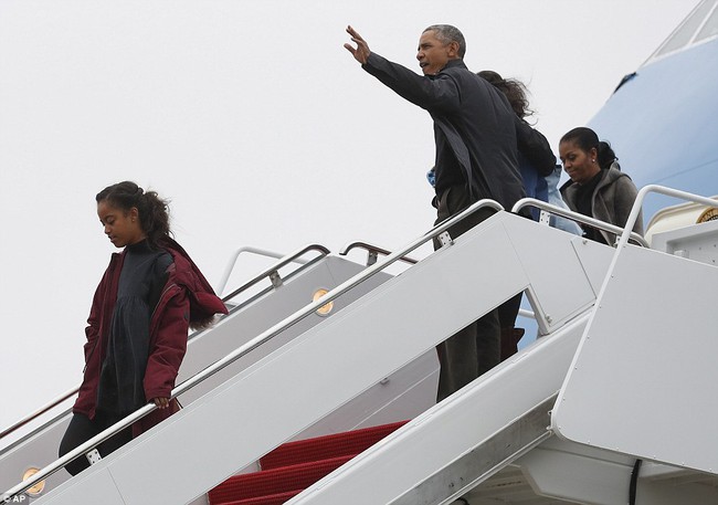 Lần cuối c&ugrave;ng, gia đ&igrave;nh Tổng thống Barack Obama trở về sau kỳ nghỉ bằng chuy&ecirc;n cơ Air Force One - Ảnh 1.