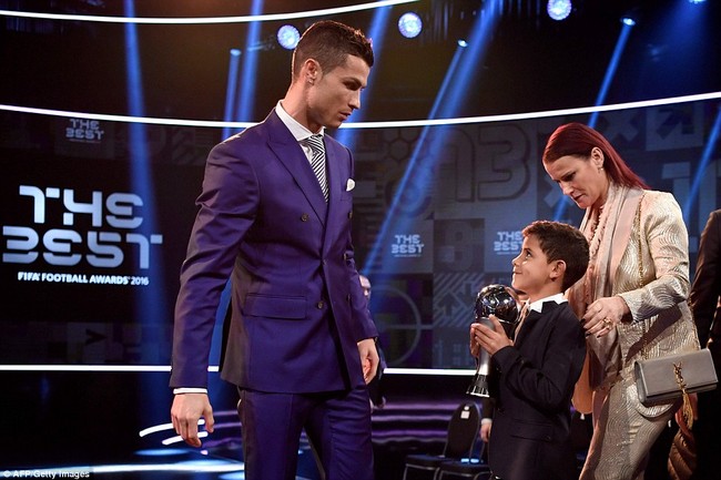 Ronaldo xỉa xói Messi và Barca khi thắng giải The Best - Ảnh 2.