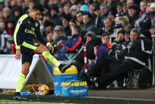 Alexis Sanchez kh&ocirc;ng th&egrave;m bắt tay thầy, đ&aacute; tung găng khi bị thay ra - Ảnh 3.