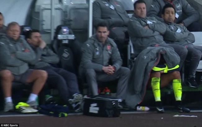 Alexis Sanchez kh&ocirc;ng th&egrave;m bắt tay thầy, đ&aacute; tung găng khi bị thay ra - Ảnh 4.