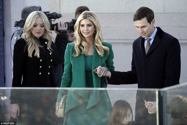 B&agrave; Melania Trump xinh đẹp nổi bật trong bữa tiệc tối trước ng&agrave;y chồng nhậm chức Tổng thống - Ảnh 11.