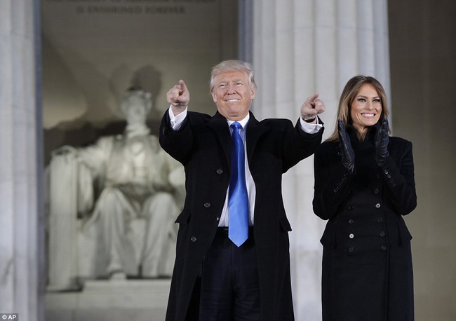 B&agrave; Melania Trump xinh đẹp nổi bật trong bữa tiệc tối trước ng&agrave;y chồng nhậm chức Tổng thống - Ảnh 10.