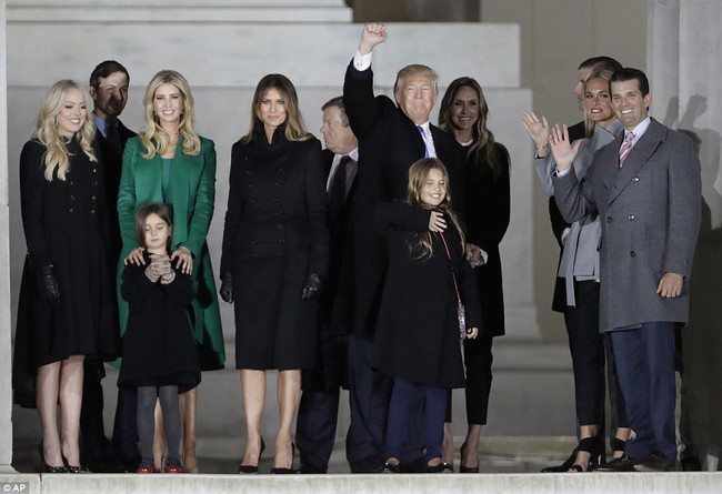 Bà Melania Trump xinh đẹp nổi bật trong bữa tiệc tối trước ngày chồng nhậm chức Tổng thống - Ảnh 9.