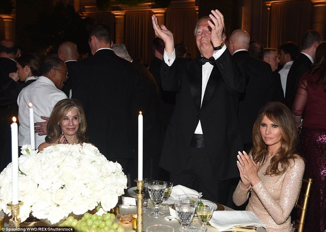 B&agrave; Melania Trump xinh đẹp nổi bật trong bữa tiệc tối trước ng&agrave;y chồng nhậm chức Tổng thống - Ảnh 6.