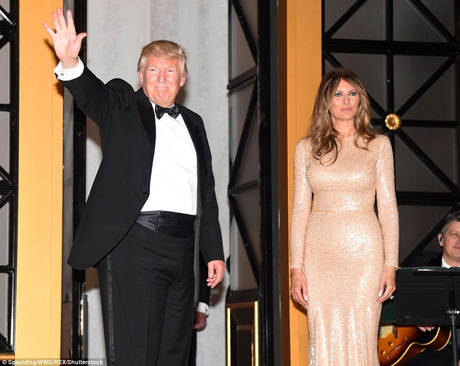 B&agrave; Melania Trump xinh đẹp nổi bật trong bữa tiệc tối trước ng&agrave;y chồng nhậm chức Tổng thống - Ảnh 5.
