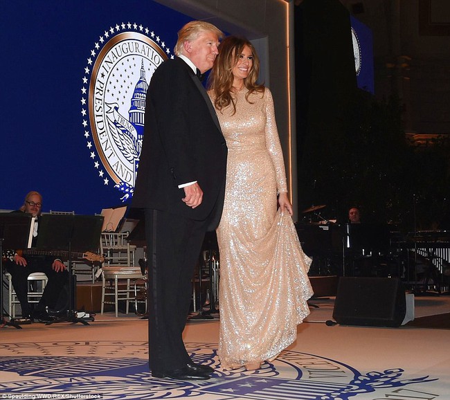 Bà Melania Trump xinh đẹp nổi bật trong bữa tiệc tối trước ngày chồng nhậm chức Tổng thống - Ảnh 4.