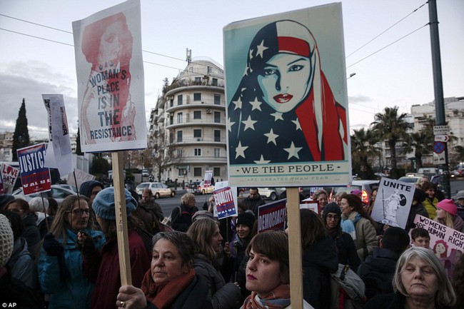 Hàng triệu phụ nữ tuần hành trên khắp thế giới sau khi ông Donald Trump nhậm chức - Ảnh 9.