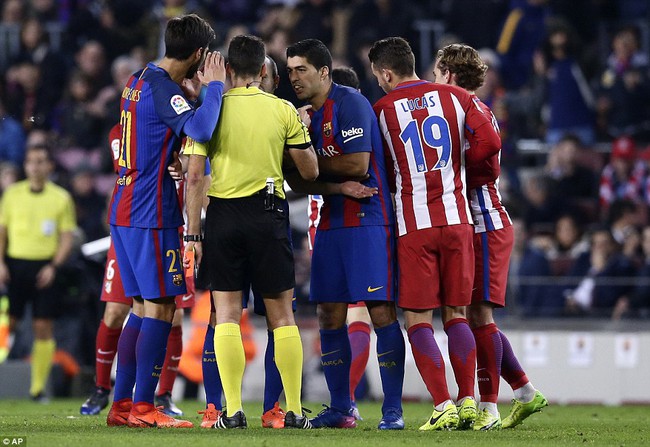 Barca vào chung kết Cúp Nhà vua trong trận đấu có 3 thẻ đỏ - Ảnh 3.