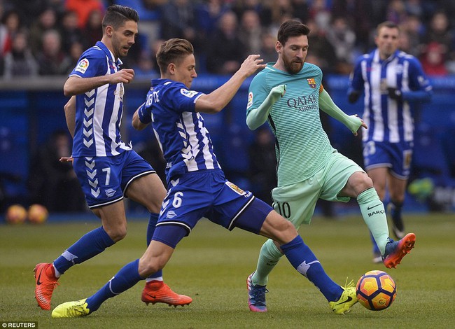 Tam tấu Messi-Suarez-Neymar b&ugrave;ng nổ, Barca hủy diệt Alaves 6-0 - Ảnh 3.