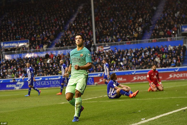 Tam tấu Messi-Suarez-Neymar b&ugrave;ng nổ, Barca hủy diệt Alaves 6-0 - Ảnh 5.