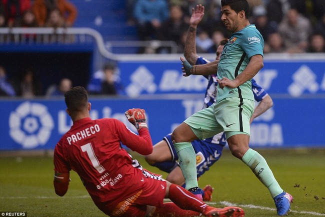 Tam tấu Messi-Suarez-Neymar b&ugrave;ng nổ, Barca hủy diệt Alaves 6-0 - Ảnh 4.