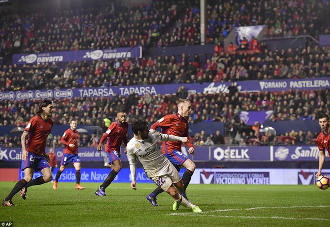 Ronaldo khai m&agrave;n chiến thắng, Real Madrid tiếp tục cho Barca ngửi kh&oacute;i - Ảnh 10.