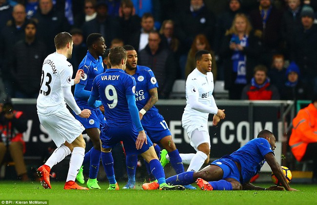 Đương kim v&ocirc; địch Leicester thua trận thứ 5 li&ecirc;n tiếp - Ảnh 9.