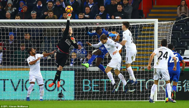 Đương kim v&ocirc; địch Leicester thua trận thứ 5 li&ecirc;n tiếp - Ảnh 4.