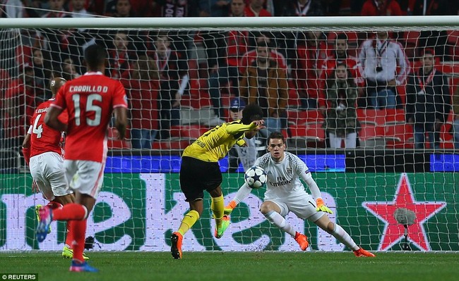 Aubameyang s&uacute;t hỏng phạt đền, Dortmund thua trận ở Champions League - Ảnh 6.