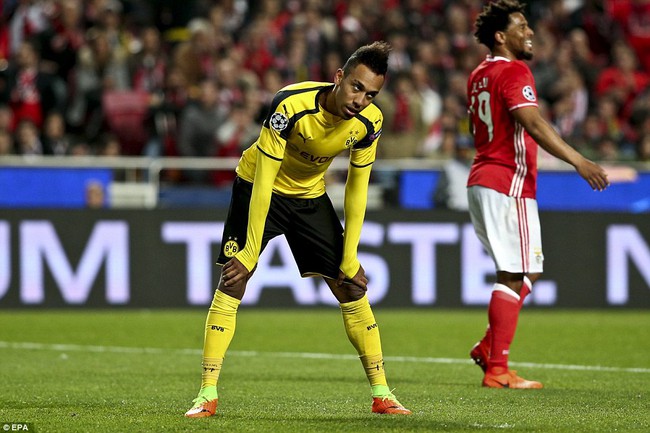 Aubameyang s&uacute;t hỏng phạt đền, Dortmund thua trận ở Champions League - Ảnh 7.