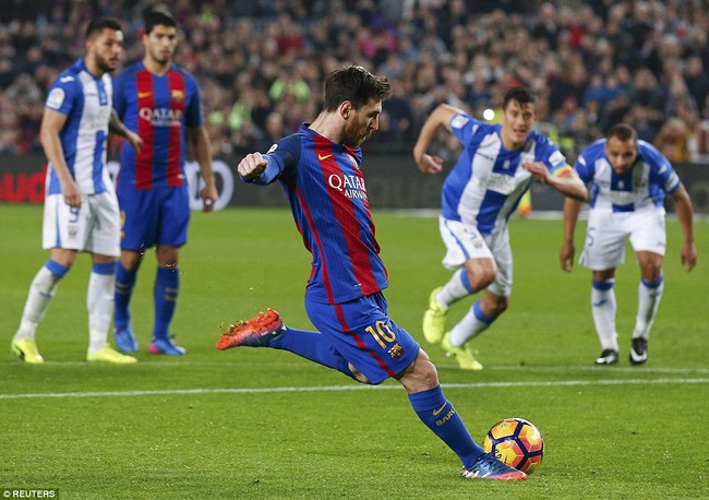 Messi lập cú đúp, Barca tiếp tục đeo bám Real - Ảnh 10.