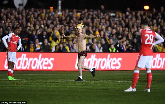 Vượt qua đội b&oacute;ng nghiệp dư, Arsenal thẳng tiến v&agrave;o tứ kết FA Cup - Ảnh 19.
