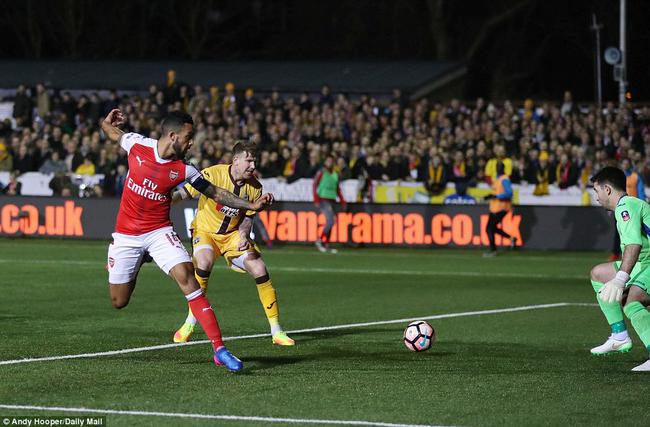 Vượt qua đội b&oacute;ng nghiệp dư, Arsenal thẳng tiến v&agrave;o tứ kết FA Cup - Ảnh 8.