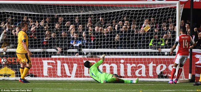 Vượt qua đội b&oacute;ng nghiệp dư, Arsenal thẳng tiến v&agrave;o tứ kết FA Cup - Ảnh 12.