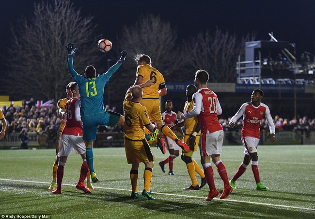 Vượt qua đội b&oacute;ng nghiệp dư, Arsenal thẳng tiến v&agrave;o tứ kết FA Cup - Ảnh 15.