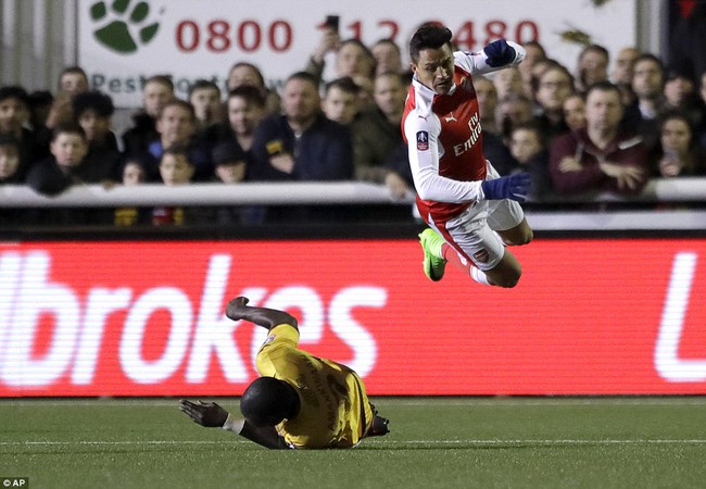 Vượt qua đội b&oacute;ng nghiệp dư, Arsenal thẳng tiến v&agrave;o tứ kết FA Cup - Ảnh 18.