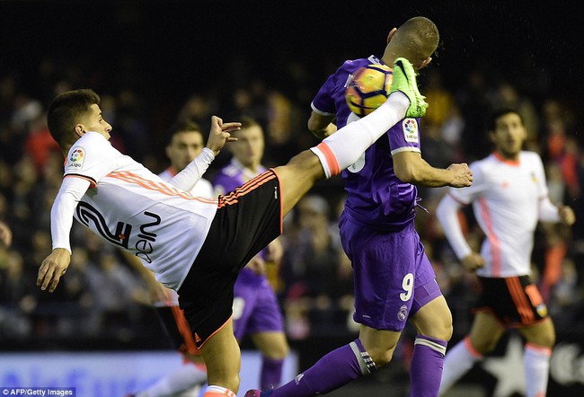 Ronaldo nổ s&uacute;ng trở lại, Real vẫn ng&atilde; ngựa trước Valencia - Ảnh 13.