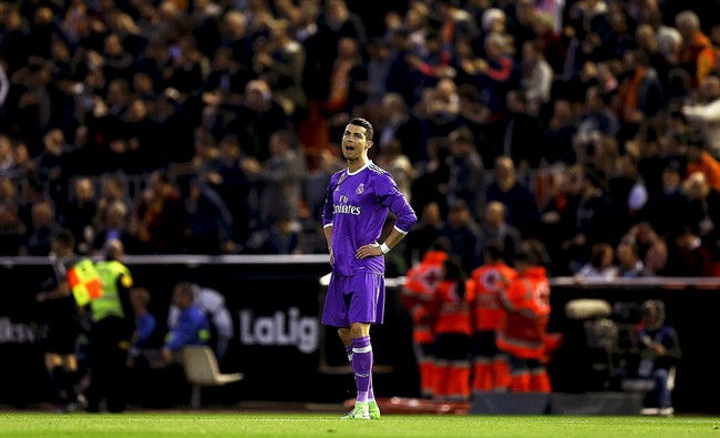 Ronaldo nổ s&uacute;ng trở lại, Real vẫn ng&atilde; ngựa trước Valencia - Ảnh 7.