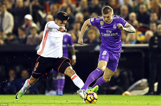 Ronaldo nổ s&uacute;ng trở lại, Real vẫn ng&atilde; ngựa trước Valencia - Ảnh 14.