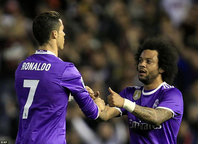 Ronaldo nổ s&uacute;ng trở lại, Real vẫn ng&atilde; ngựa trước Valencia - Ảnh 12.