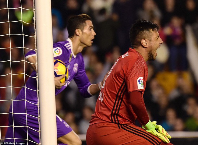 Ronaldo nổ s&uacute;ng trở lại, Real vẫn ng&atilde; ngựa trước Valencia - Ảnh 11.