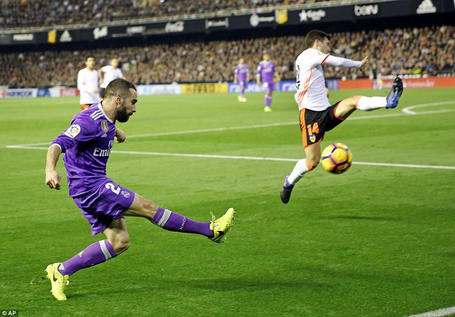 Ronaldo nổ s&uacute;ng trở lại, Real vẫn ng&atilde; ngựa trước Valencia - Ảnh 10.