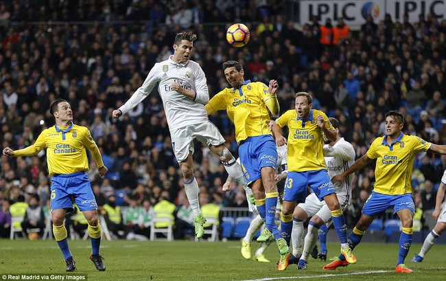 Ronaldo lập cú đúp, Real Madrid vẫn mất ngôi đầu - Ảnh 12.