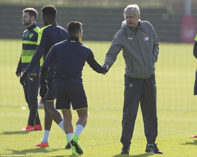 Mới bắt tay Sanchez, Wenger đ&atilde; quay sang dằn mặt - Ảnh 1.