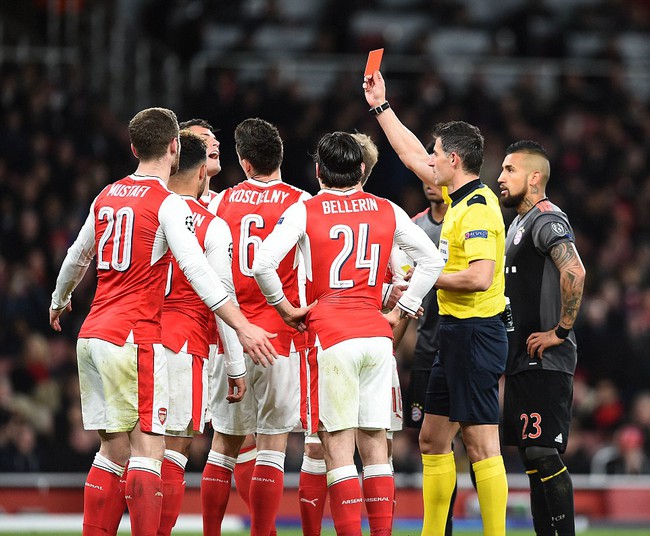 Arsenal cúi mặt rời Champions League với 10 bàn thua - Ảnh 7.
