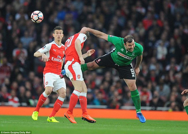 Tr&uacute;t giận l&ecirc;n đội b&oacute;ng hạng 5, Arsenal thẳng tiến tới Wembley - Ảnh 7.