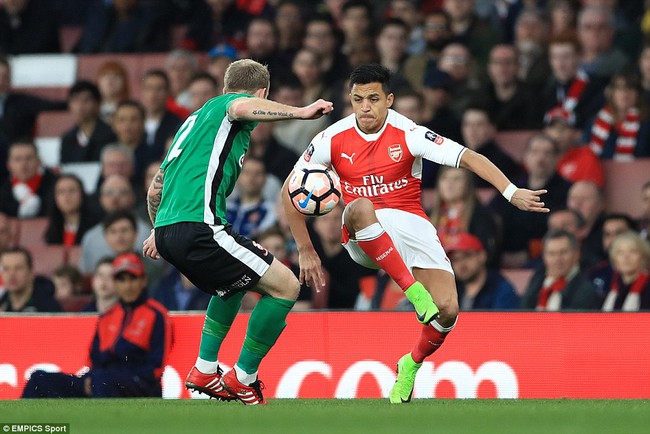 Tr&uacute;t giận l&ecirc;n đội b&oacute;ng hạng 5, Arsenal thẳng tiến tới Wembley - Ảnh 6.