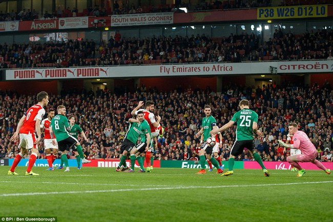 Tr&uacute;t giận l&ecirc;n đội b&oacute;ng hạng 5, Arsenal thẳng tiến tới Wembley - Ảnh 10.