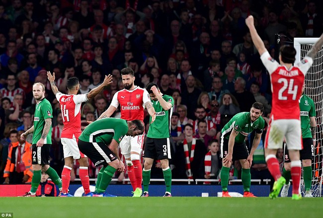 Tr&uacute;t giận l&ecirc;n đội b&oacute;ng hạng 5, Arsenal thẳng tiến tới Wembley - Ảnh 11.