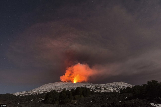 Nhóm phóng viên BBC bỏ chạy tán loạn khi chứng kiến núi lửa phun trào ngay trước mặt - Ảnh 7.